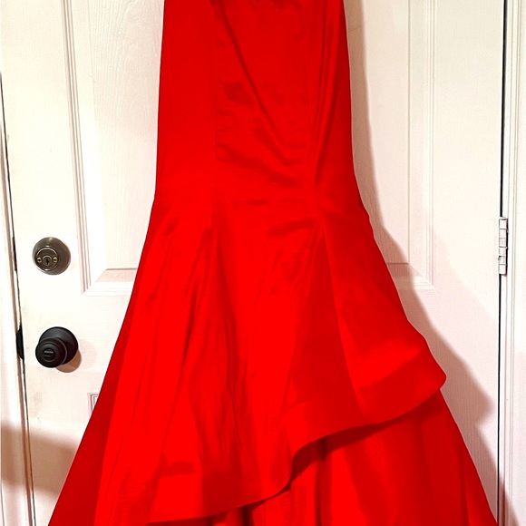 MAD’AM YOUR PROM BALL GOWN HAS ARRIVED! - Picture 3 of 5